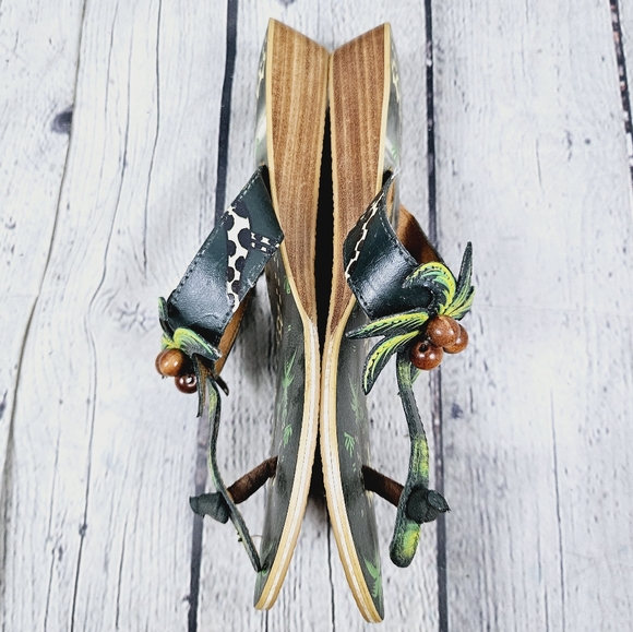 Palm tree & giraffe wedge thong sandals - Picture 3 of 9